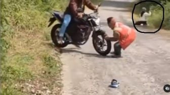 Viral Video Pemotor Cowok Bonceng Cewek Tak Kuat Jalan Menanjak, Warganet Kasihan Ceweknya