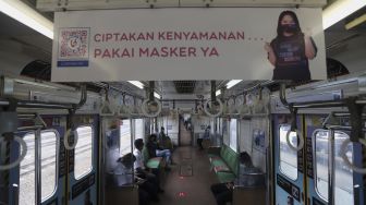 Sejumlah penumpang berada di dalam gerbong kereta commuter line yang dipasangi tanda kampanye inklusif tentang disabilitas yang berangkat dari Stasiun Jatinegara, Jakarta, Jumat (15/10/2021). [Suara.com/Angga Budhiyanto]