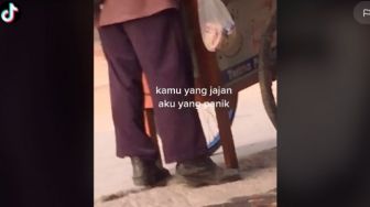 Sepatu Gaya Aparat Penjual Bakso Ini Jadi Sorotan, Netizen Mulai Curiga