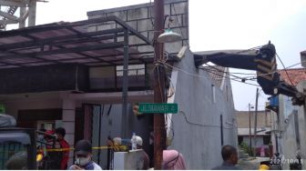 Crane Proyek Timpa Rumah dan Warung di Jalan Mawar Depok, 2 Orang Dilarikan ke RS