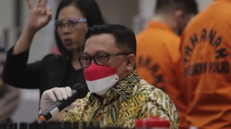 Direktur Direktorat Tindak Pidana Ekonomi Khusus (Dir Dittipideksus) Brigjen Pol Helmy Santika (kanan) memberikan keterangan pers terkait kasus pengungkapan jaringan sindikat pinjaman online ilegal di Bareskrim Polri, Jakarta, Jumat (15/10/2021). [Suara.com/Angga Budhiyanto]