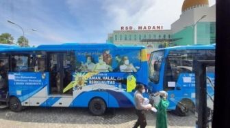 Ayo Vaksin Covid-19 di 5 Bus Vaksin Keliling di RSD Madani, Modal KTP Tok!