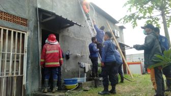 Heboh Kepulan Asap Tiba-tiba Keluar Dari Dalam Ruko di Kabupaten Serang