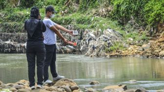 Petugas tim inafis melakukan olah tempat kejadian perkara siswa yang tewas tenggelam di Sungai Cileueur, Desa Utama, Kabupaten Ciamis, Jawa Barat, Sabtu (16/10/2021). ANTARA FOTO/Adeng Bustomi