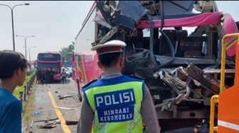 Bus Rombongan Peziarah Alami Kecelakaan Beruntun di Tol Tangerang-Merak, 1 Korban Tewas