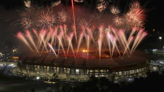 Suasana pertunjukkan kembang api saat Upacara Penutupan PON Papua di Stadion Lukas Enembe, Kampung Harapan, Sentani, Kabupaten Jayapura, Papua, Jumat (15/10/2021). [Antara Foto]