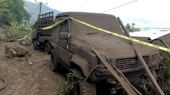 Mobil tertimbun longsoran bukit akibat gempa di kawasan Trunyan, Kintamani, Bangli, Bali, Sabtu (16/10/2021). [ANTARA FOTO/Fikri Yusuf]