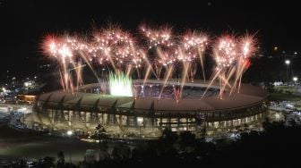 Suasana pertunjukkan kembang api saat Upacara Penutupan PON Papua di Stadion Lukas Enembe, Kampung Harapan, Sentani, Kabupaten Jayapura, Papua, Jumat (15/10/2021). [Antara Foto]