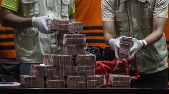 Penyidik KPK menunjukkan barang bukti milik tersangka dalam konferensi pers penahanan pejabat Kabupaten Musi Banyuasin di Gedung KPK, Jakarta, Sabtu (16/10/2021). [ANTARA FOTO/Aprillio Akbar]