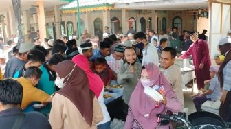Rasa Syukur Jemaah dalam Program Jumat Berkah Masjid Syuhada Mempawah