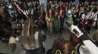 Cosplayer menghadiri festival 'Comic-Con' di Praha, Republik Ceko, pada (16/10/2021). [MICHAL CIZEK / AFP]