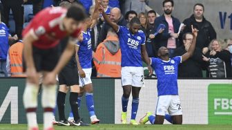 Striker Leicester City Patson Daka (kanan) merayakan gol keempat mereka selama pertandingan sepak bola Liga Premier Inggris antara Leicester City dan Manchester United di King Power Stadium, Leicester, Inggris pada (16/10/2021). [PAUL ELLIS / AFP]