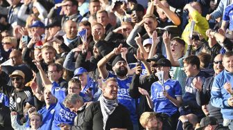 Fans Leicester City bereaksi setelah gol ketiga selama pertandingan sepak bola Liga Premier Inggris antara Leicester City dan Manchester United di King Power Stadium, Leicester, Inggris pada (16/10/2021). [PAUL ELLIS / AFP]