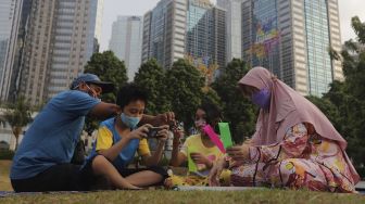 Warga menikmati suasana Hutan Kota GBK di Kompleks Gelora Bung Karno (GBK), Senayan, Jakarta, Minggu (17/10/2021). [Suara.com/Angga Budhiyanto]