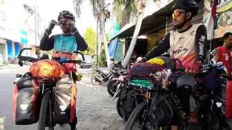 Keren! Dua Pemuda Ini Gowes ke Mekkah untuk Ibadah Haji Tahun 2022