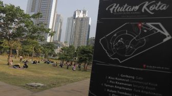 Sejumlah warga menikmati suasana Hutan Kota GBK di Kompleks Gelora Bung Karno (GBK), Senayan, Jakarta, Minggu (17/10/2021). [Suara.com/Angga Budhiyanto]