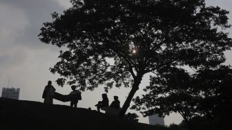 Sejumlah warga menikmati suasana Hutan Kota GBK di Kompleks Gelora Bung Karno (GBK), Senayan, Jakarta, Minggu (17/10/2021). [Suara.com/Angga Budhiyanto]