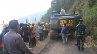 Kodim dan Polres Bangli Gotong Rotong Buka Jalan ke Desa Trunyan yang Tertutup Longsor