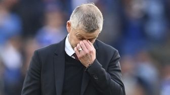 Manajer Manchester United Ole Gunnar Solskjaer bereaksi pada akhir pertandingan sepak bola Liga Premier Inggris antara Leicester City dan Manchester United di King Power Stadium, Leicester, Inggris pada (16/10/2021). [PAUL ELLIS / AFP]