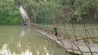 Sosok Misterius Diduga Rusak Jembatan Satu-satunya Akses Warga Sindangresmi