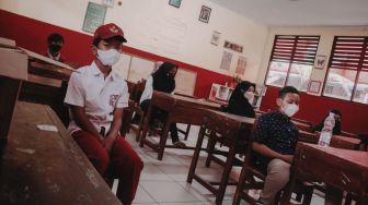 Sejumlah siswa sekolah dasar diobservasi setelah mendapatkan vaksinasi Covid-19 Pfizer di SDN Karawaci 5, Kota Tangerang, Banten, Senin 18/10 ( Suara.com/ Hilal Rauda Fiqry) 
