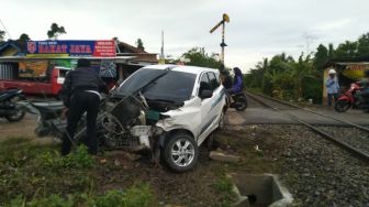 Mobil Ditabrak Kereta Api di Perlintasan Natar Lampung Selatan