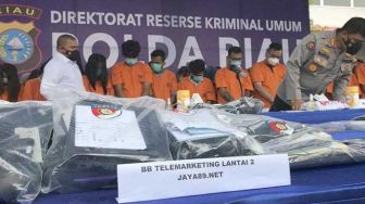 Kantor Judi Online di Riau Digerebek, Polisi Amankan 51 Wanita & Delapan Pria