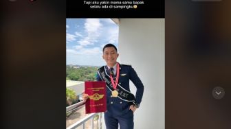 Tak Ditemani Kedua Orang Tua Saat Wisuda, Kisah Mahasiswa Ini Bikin Nyesek