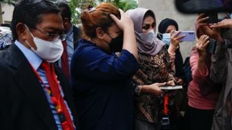 Putri Penyanyi Nia Daniaty, Olivia Nathania saat datang untuk menjalani pemeriksaan di Polda Metro Jaya, Jakarta selatan, Senin (18/10/2021). [Suara.com/Alfian Winanto]