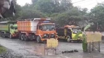 Warga Bogor Tutup Jalan dan Tanam Pohon Pisang di Desa Cipinang, Ini Penyebabnya