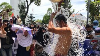 Demo Edy Rahmayadi, Warga Korban Banjir Rob Belawan Gelar Aksi Mandi Air Laut