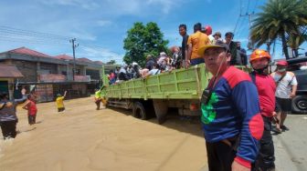 Samarinda Dikepung Banjir, Ratusan Pengendara Diangkut Menggunakan Truk