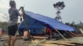 Korban Permukiman Warga Baduy Terbakar Dirikan Tenda Dari Terpal Untuk Tempat Tinggal