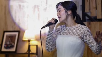 Aktris Bunga Zainal membawakan lagu perdananya yang berjudul 'Kenapa Kau Harus Pilih Dia' saat dirilis di Kebayoran Baru, Jakarta Selatan, Senin (18/10/2021). [Suara.com/Alfian Winanto]