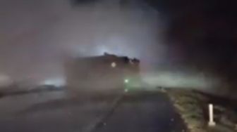 Asap Kimia Mengepul dari Truk Tangki yang Kecelakaan di Tol Tangerang–Merak