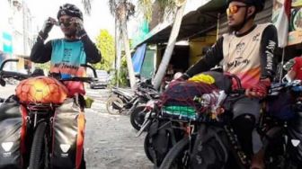 Niat Beribadah, Dua Remaja Berangkat ke Mekkah dengan Sepeda