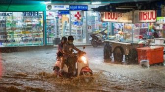 Laporkan Kejadian Banjir, Reporter Dadakan Malah Pancing Tawa Penonton, 'Info Terbengek'