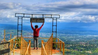 10 Tempat Wisata di Bogor Instagramable: Bukit Gantole, Telaga Saat, Hingga Bukit Alesano