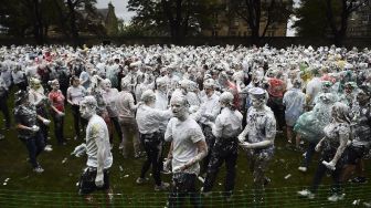 Mahasiswa tahun pertama di University of St Andrews berpartisipasi dalam pertarungan busa saat acara tahunan Raisin Monday di Lower College Lawn, St Andrews, Skotlandia, pada (18/10/2021). [ANDY BUCHANAN / AFP]