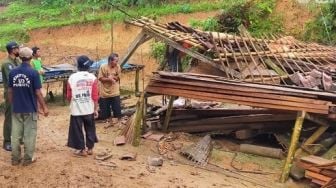 Hujan Angin, Pohon Tumbang Timpa Rumah Warga Ponorogo, Pemiliknya Jadi Korban