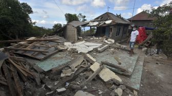 Warga melihat kondisi bangunan rumahnya yang rusak berat akibat gempa bumi di Banjar Dinas Temakung, Desa Ban, Karangasem, Bali, Senin (18/10/2021). [ANTARA FOTO/Nyoman Hendra Wibowo]