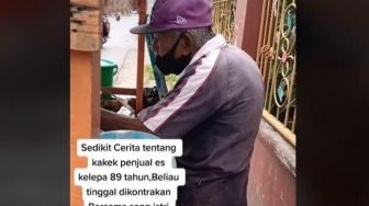 Viral Perjuangan Kakek Sepuh Berjualan Es, Buat Netizen Terharu dan Ingin Bantu