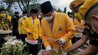 Gelar Tabur Bunga di TMP Kalibata Sambut HUT ke-57 Golkar, Begini Pesan Airlangga