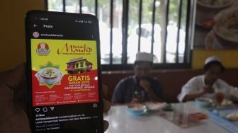 Warga menikmati hidangan makanan gratis di Soto Seger Boyolali Hj. Amanah, Lebak Bulus, Jakarta, Selasa (19/10/2021). [Suara.com/Angga Budhiyanto]