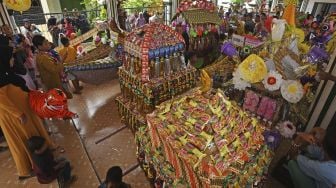 Sejumlah warga mengamati barang sedekah saat Perayaan Maulid Nabi Muhammad di Kampung Sukalila, Kelapa Dua, Serang, Banten, Selasa (19/10/2021). [ANTARA FOTO/Asep Fathulrahman]