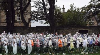 Mahasiswa tahun pertama di University of St Andrews berpartisipasi dalam pertarungan busa saat acara tahunan Raisin Monday di Lower College Lawn, St Andrews, Skotlandia, pada (18/10/2021). [ANDY BUCHANAN / AFP]