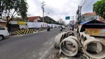 Pembangunan Jalan Dr Wahidin Dilanjut, Pedagang Keluhkan Material yang Tutupi Jalan