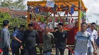 Sejumlah warga menggotong barang sedekah saat Perayaan Maulid Nabi Muhammad di Kampung Sukalila, Kelapa Dua, Serang, Banten, Selasa (19/10/2021). [ANTARA FOTO/Asep Fathulrahman]