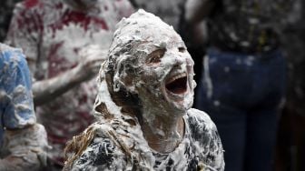 Mahasiswa tahun pertama di University of St Andrews berpartisipasi dalam pertarungan busa saat acara tahunan Raisin Monday di Lower College Lawn, St Andrews, Skotlandia, pada (18/10/2021). [ANDY BUCHANAN / AFP]