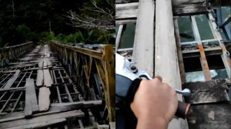 Menantang Maut, Pengendara Motor Nekat Lewati Jembatan Reyot: Oleng Dikit Beda Alam